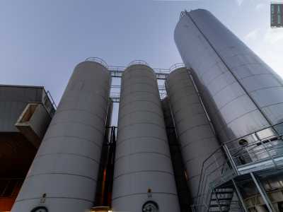 Il mosto filtrato passa poi nella caldaia di cottura dove viene aggiunto il luppolo. Il liquido limpido viene infine spostato nei silos dove, con l�aggiunta dei lieviti, avviene la fermentazione